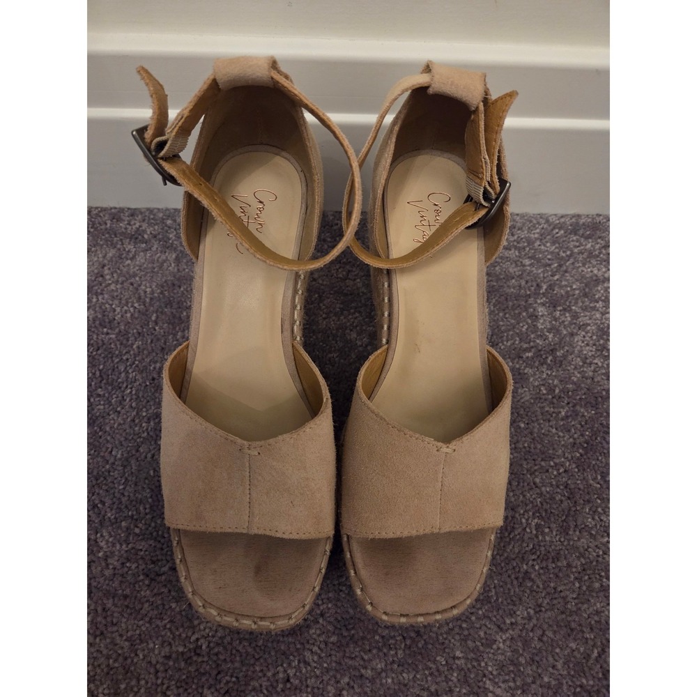 Crown vintage woman's sandals size 7.5‎